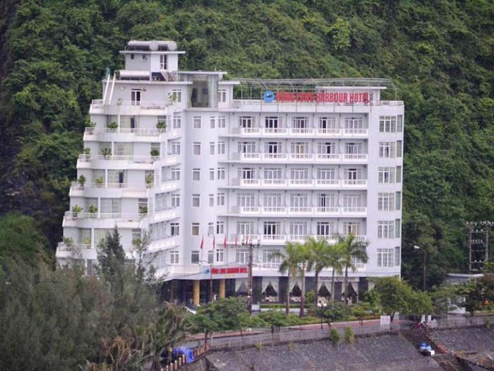 Khách sạn xây dựng phong cách hiện đại với tông trắng chủ đạo