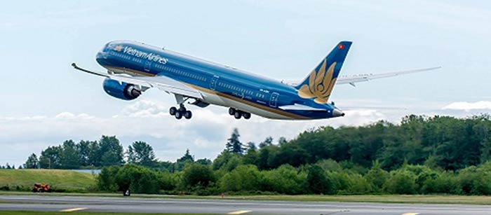 Máy bay là hình thức di chuyển dành cho du khách có khoảng cách đến Cửa Lò xa