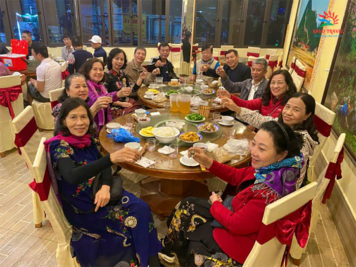 Bữa ăn ấm cúng của đoàn khách đi tour Hà Giang nhà Khát Vọng Việt